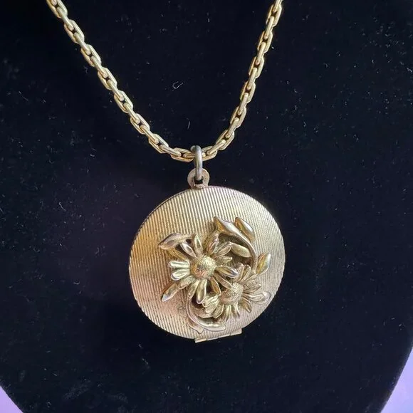 Goldtone Daisy Locklet - Picture 2 of 4